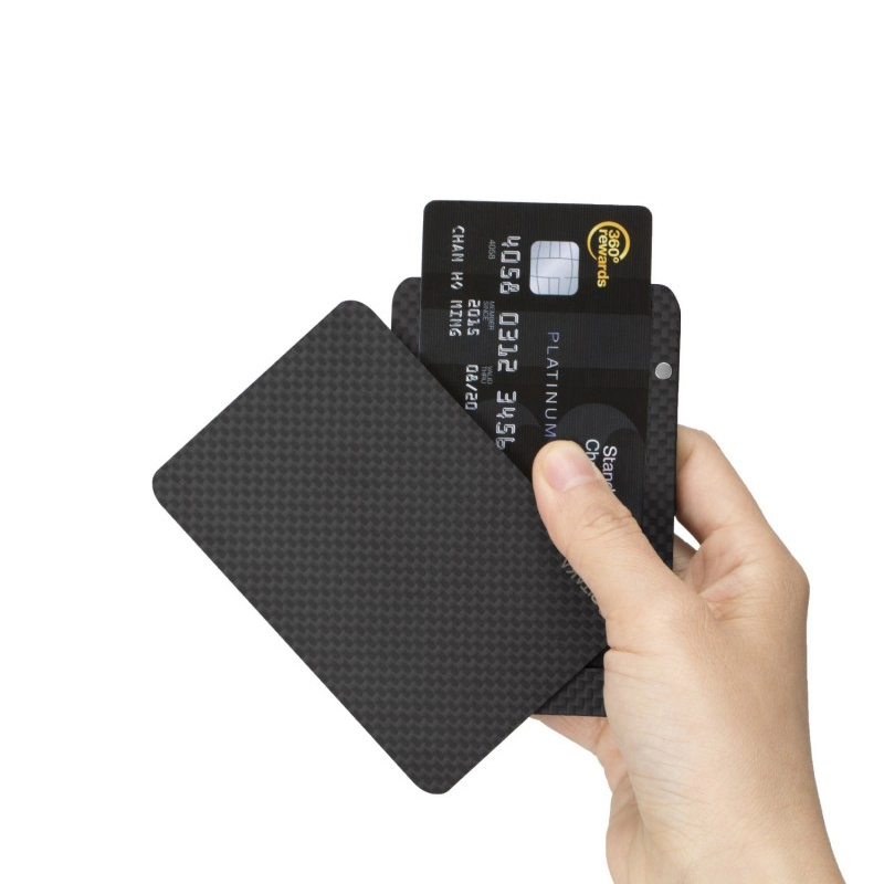 財布の中の銀行カードを保護できるRFIDブロッキングカード