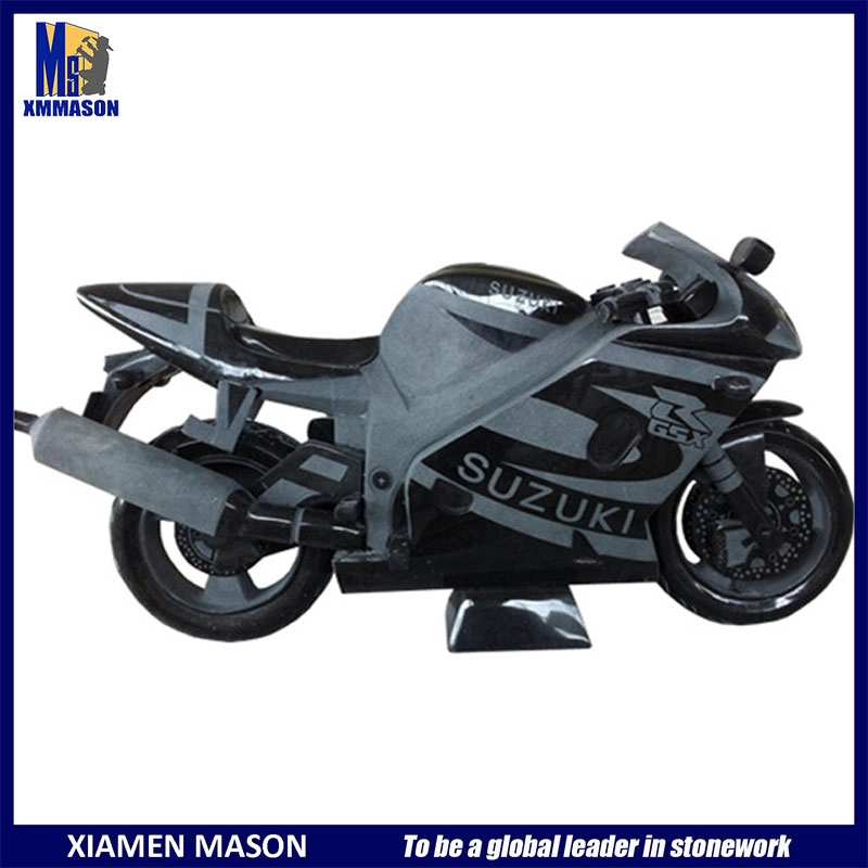黒御影石の手彫りのオートバイの彫刻