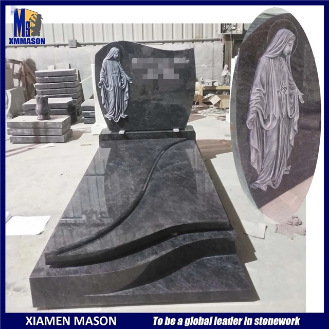 聖母マリアの彫刻が施されたフランスの墓石マスブルー