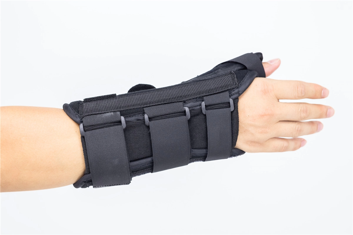 手首の捻挫関節固定用の親指スピカ付き調節可能な手首副木ブレース ファクトリーアウトレット