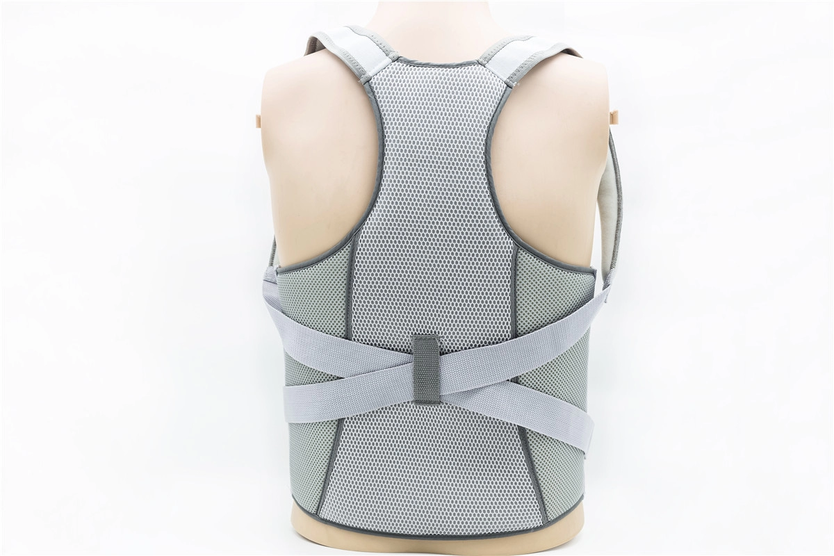 姿勢矯正器または背中上部の痛みを和らげるブレース用の金属バー付きの調整可能な背の高い脊椎サポート