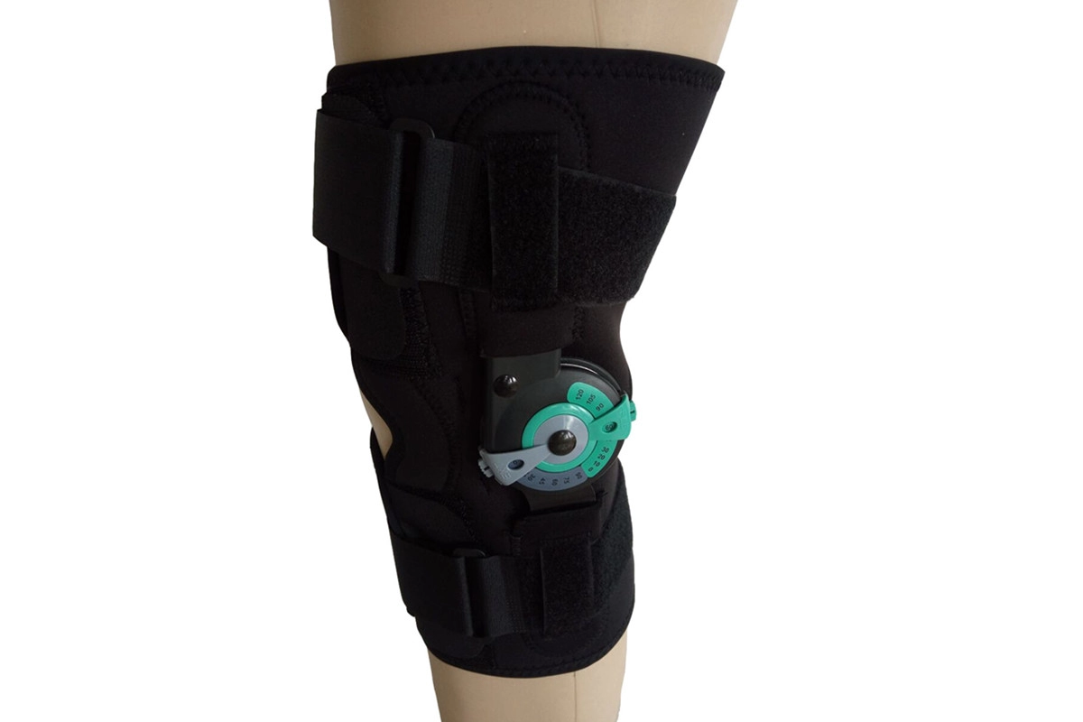 ROMヒンジオープン膝蓋骨デザインのスリーブタイプの調整可能なロータリーニーストラップブレース