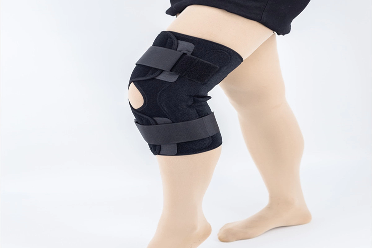 デュアルピボットアルミニウムヒンジを備えた膝蓋骨設計の膝ブレースを開く