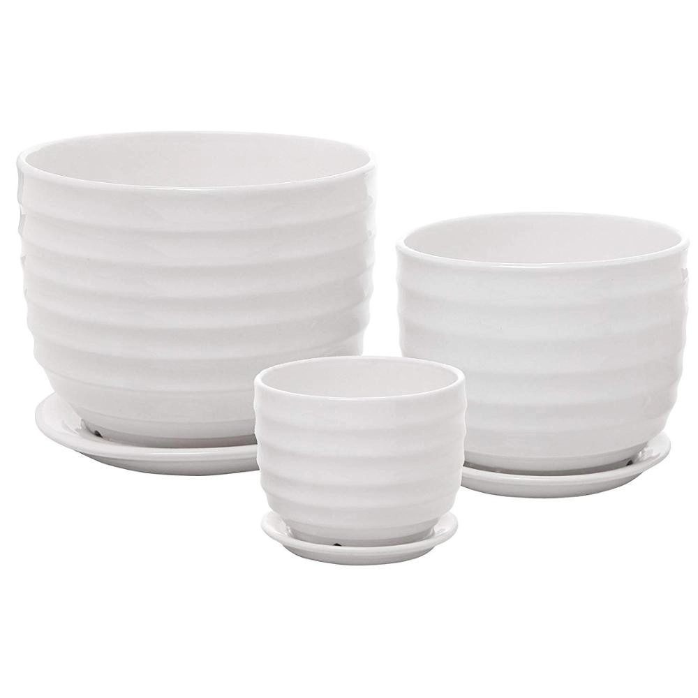 丸い艶をかけられた白い陶磁器の庭の植木鉢は3の受け皿セットで屋内にあります