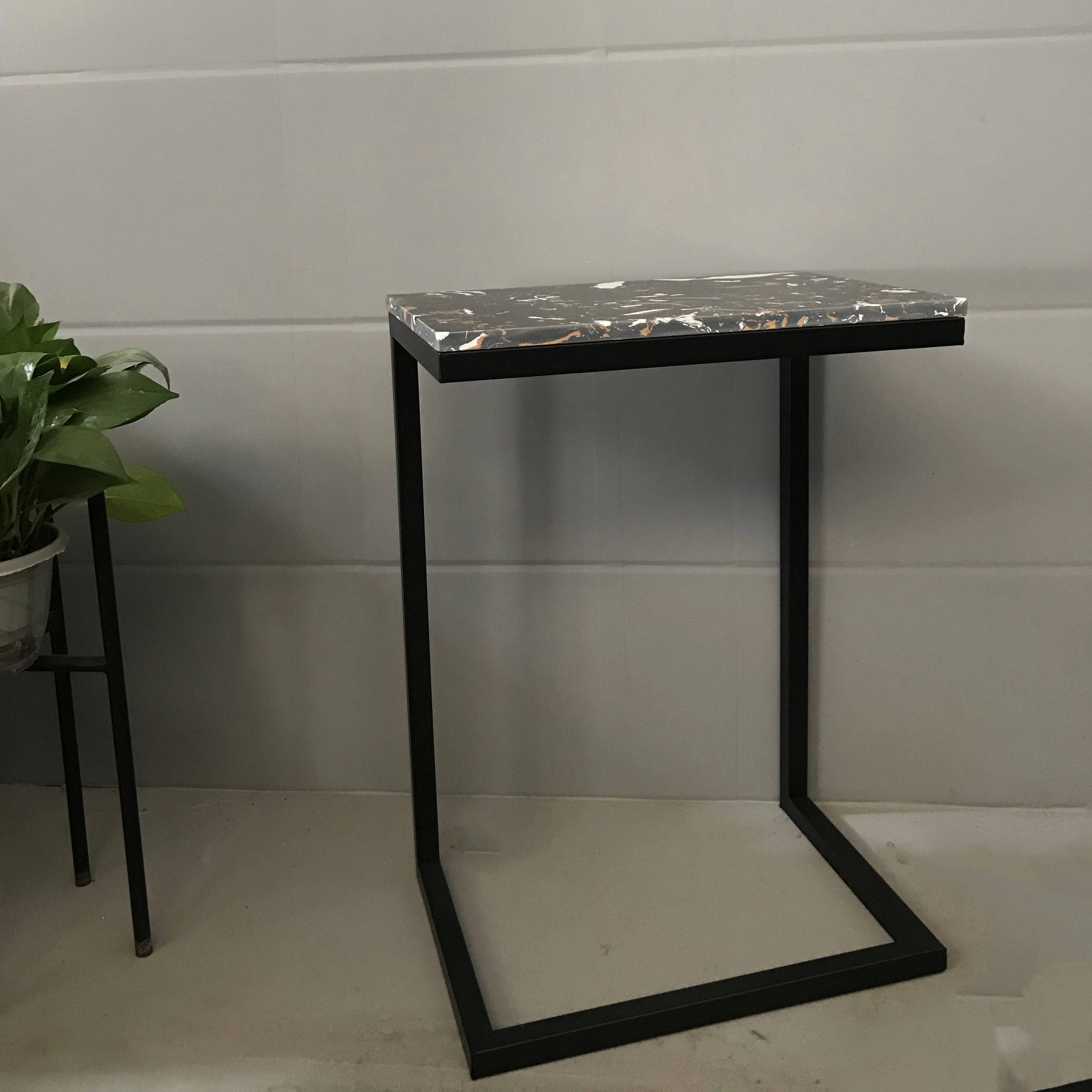 C字型のシンプルな大理石のサイドテーブル