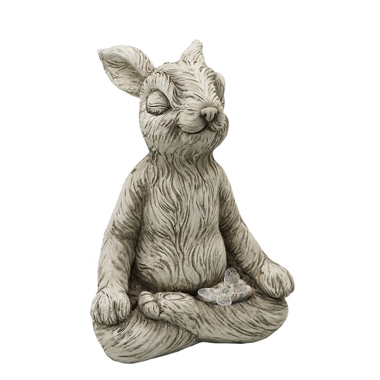 瞑想するウサギの像