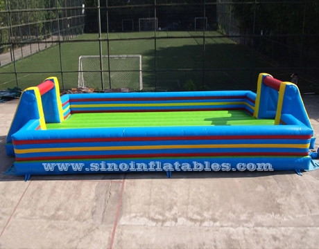 サッカーをする娯楽のための二重層の床が付いている10x5mの大きい子供の膨脹可能な石鹸のサッカー場
